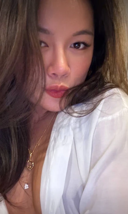 I'm sitting here in just my shirt and I can feel the air touching my skin more softly. It's such a light, quiet morning inside, even if it's not quiet outside.
Do you like moments of solitude like this?😺😋