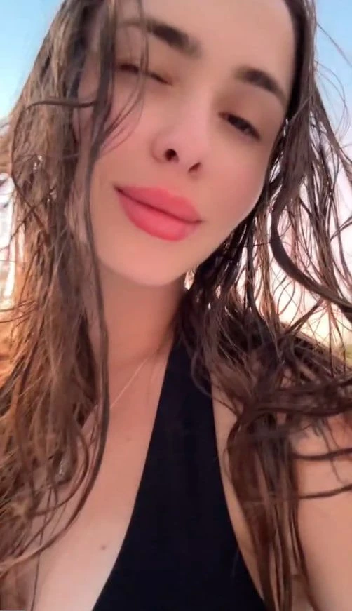 Sharing my latest picc.. Who can guess how I got my hair that wet haha? that`s kinda funnyπ