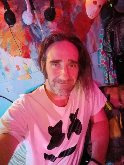 just chilling at the house now another night off, a lil spun and kinda bored.........